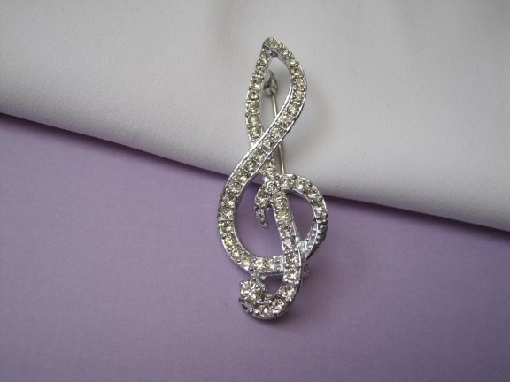 Broche zilverkleurige muzieksleutel met kristal rijnsteentjes 5.8x2.3 cm. - Afbeelding 3