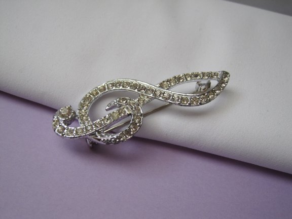 Broche zilverkleurige muzieksleutel met kristal rijnsteentjes 5.8x2.3 cm. - Afbeelding 5