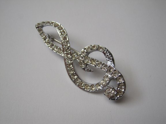 Broche zilverkleurige muzieksleutel met kristal rijnsteentjes 5.8x2.3 cm. - Afbeelding 6