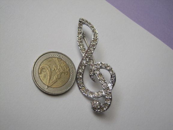 Broche zilverkleurige muzieksleutel met kristal rijnsteentjes 5.8x2.3 cm. - Afbeelding 7