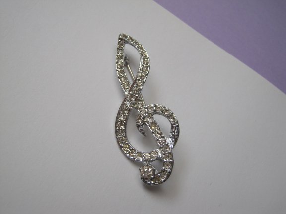 Broche zilverkleurige muzieksleutel met kristal rijnsteentjes 5.8x2.3 cm. - Afbeelding 8