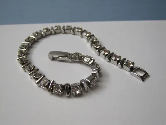 Armband zilverkleurig tennis model met kristal rijnsteentjes 18.2 cm. - Afbeelding 2