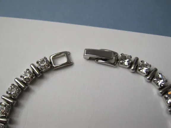 Armband zilverkleurig tennis model met kristal rijnsteentjes 18.2 cm. - Afbeelding 6