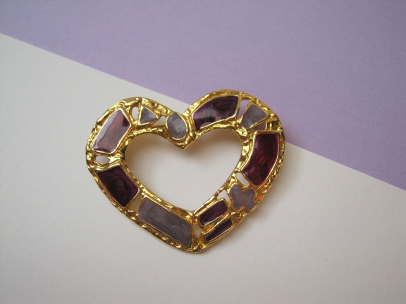 Broche goudkleurig hart model met paars tinten emaille 5.2x4.0 cm. - nr. 1
