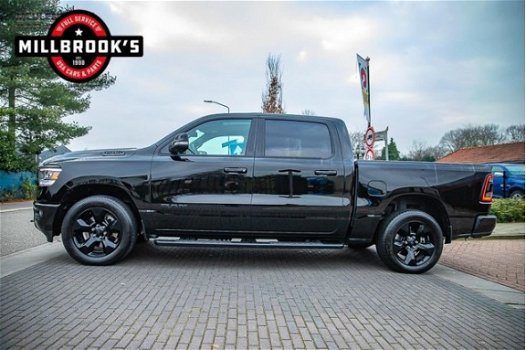 Dodge Ram 1500 - 5.7 V8 Crew Cab HEMI 4x4 NIEUW MODEL 2019 BLACK EDITION RIJKLAAR - 1