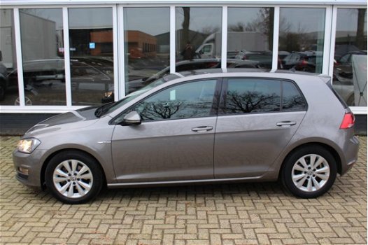 Volkswagen Golf - 1.6 TDI Highline BlueMotion / Trekhaak / Clima / Cruise / Navi - 1