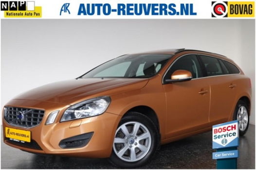 Volvo V60 - 2.4 D5 Momentum / Navigatie / Xenon / Opendak - 1