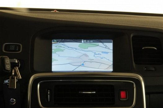 Volvo V60 - 2.4 D5 Momentum / Navigatie / Xenon / Opendak - 1