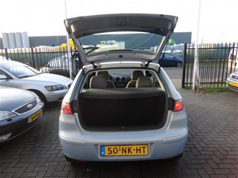 Seat Ibiza - 1.4-16V Signo 3 deurs, AIRCO, nwe APK, rijd remt en schakelt prima voor zijn leeftijd - 1