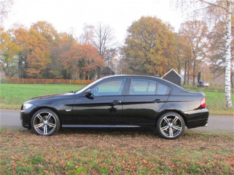 BMW 3-serie - 318I EXECUTIVE / NAVI / XENON / 2011 - 1