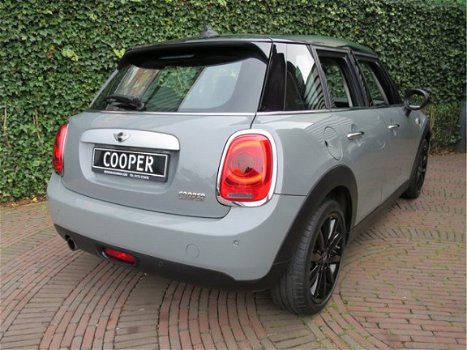 Mini Mini Cooper - 1.5 5-deurs Chili F55 met navi, LED, PDC en half leder - 1