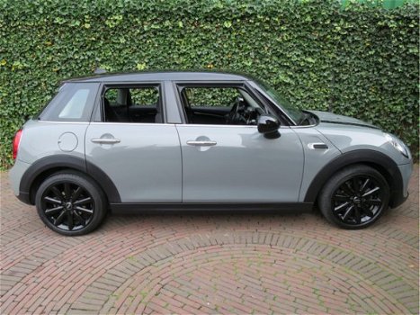 Mini Mini Cooper - 1.5 5-deurs Chili F55 met navi, LED, PDC en half leder - 1