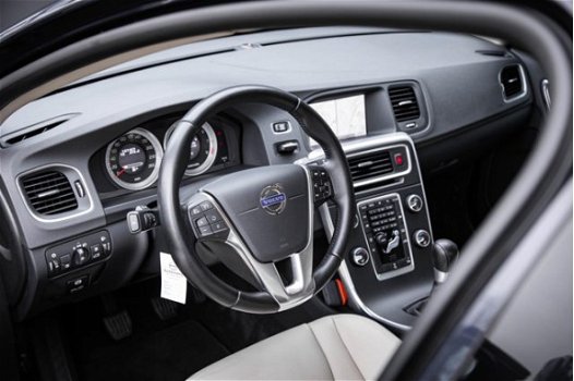 Volvo S60 - T3 Momentum | Leder | Navigatie - 1