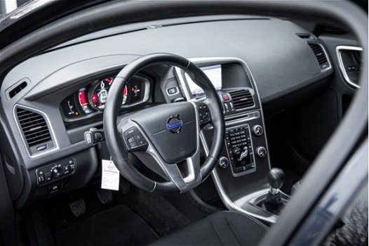 Volvo XC60 - D3 FWD Momentum | Navigatiesysteem | Trekhaak | Elektrisch bedienbare achterklep | - 1