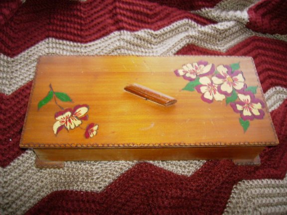 Kistje, hout, met Lelies - nr. 1
