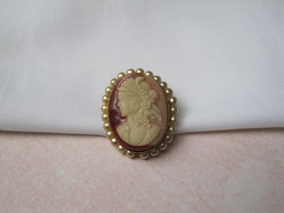 Broche glas camee met een parelkraaltjes rand 2.9x2.4 cm - nr. 1