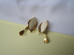 Oorbellen Monet goudkleurig met off white emaille vlam model 3.2x1.8 cm.