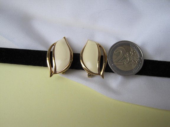Oorbellen Monet goudkleurig met off white emaille vlam model 3.2x1.8 cm. - Afbeelding 3