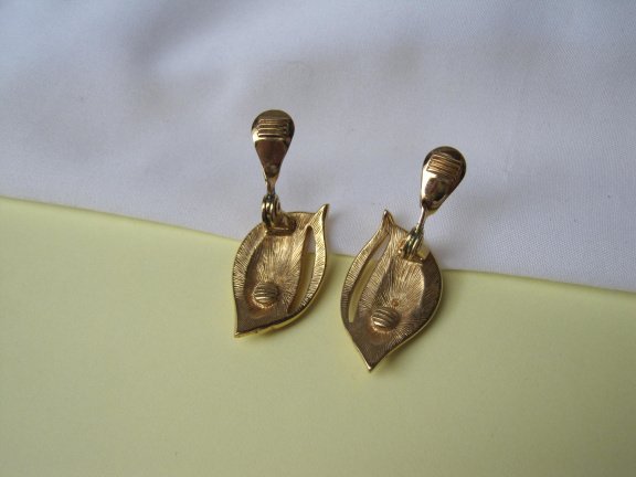 Oorbellen Monet goudkleurig met off white emaille vlam model 3.2x1.8 cm. - Afbeelding 4