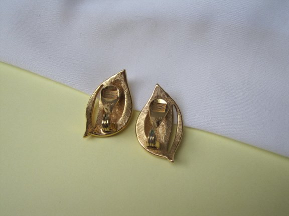 Oorbellen Monet goudkleurig met off white emaille vlam model 3.2x1.8 cm. - Afbeelding 5