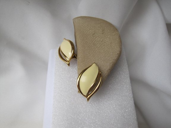 Oorbellen Monet goudkleurig met off white emaille vlam model 3.2x1.8 cm. - Afbeelding 6