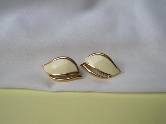 Oorbellen Monet goudkleurig met off white emaille vlam model 3.2x1.8 cm. - Afbeelding 8