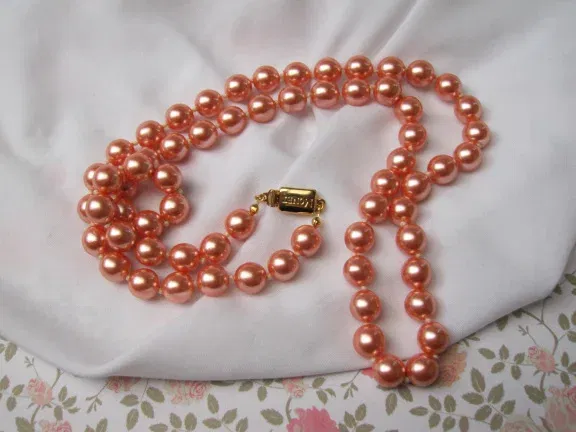 VERKOCHT Ketting Monet perzik/roze kralen met goudkleurige sluiting 76 cm - nr. 1
