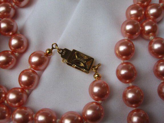 VERKOCHT Ketting Monet perzik/roze kralen met goudkleurige sluiting 76 cm - Afbeelding 4