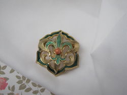 Broche goudkleurig verguld en groen emaille Franse Lelie 3.8x4.5 cm