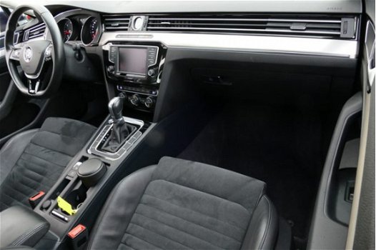 Volkswagen Passat Variant - BWJ 2015 1.6 TDI Business Edition R AUTOMAAT NAVIGATIE / CLIMA / ADAPT.C - 1