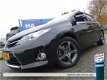 Toyota Auris - 1.6 VVT-I NOW 5DRS ECC/CRUISE/NAV/PARK.SENS/LMV/AFN.TREKHAAK - 1 - Thumbnail