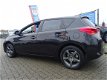 Toyota Auris - 1.6 VVT-I NOW 5DRS ECC/CRUISE/NAV/PARK.SENS/LMV/AFN.TREKHAAK - 1 - Thumbnail