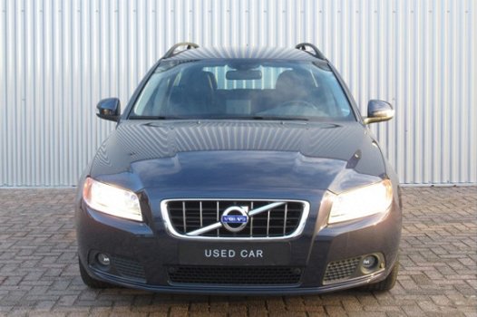 Volvo V70 - 2.5T AUT Momentum Leder Navi Verwarmbare voorstoelen Park Assist - 1