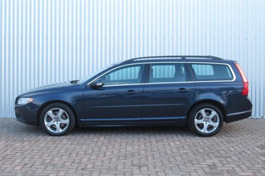 Volvo V70 - 2.5T AUT Momentum Leder Navi Verwarmbare voorstoelen Park Assist - 1