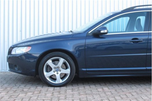 Volvo V70 - 2.5T AUT Momentum Leder Navi Verwarmbare voorstoelen Park Assist - 1