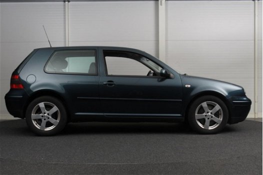 Volkswagen Golf - 2.3 V5 125KW Highline - 1