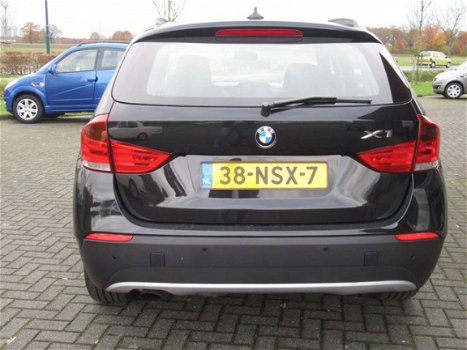 BMW X1 - 2.0 16V SDRIVE NAVI (occasion) ruisecontrol , Clima, PDC, Roofrails, 18 Inch Velgen - 1