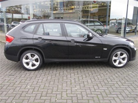 BMW X1 - 2.0 16V SDRIVE NAVI (occasion) ruisecontrol , Clima, PDC, Roofrails, 18 Inch Velgen - 1