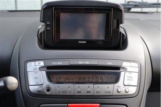 Toyota Aygo - 1.0-12V Dynamic Navigator Bluetooth Navigatie Airco Sportvelgen - 1