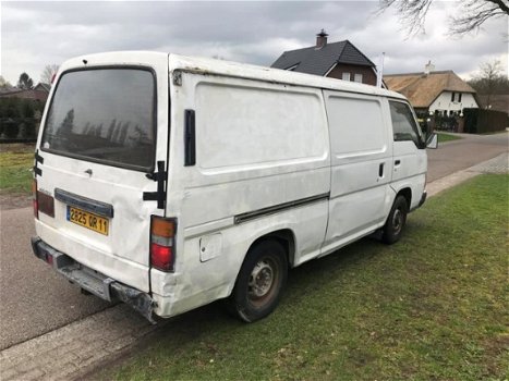 Nissan Urvan - 2.4 LWB 265 LANG MANUEEL 1990 - 1