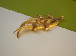 Broche Corocraft goudkleurig takje model 7.1x2.2 cm.