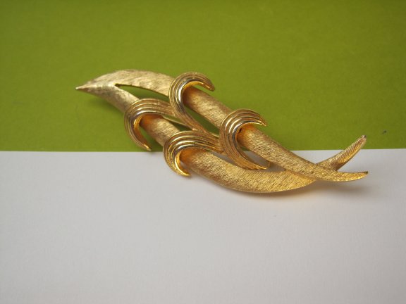 Broche Corocraft goudkleurig takje model 7.1x2.2 cm. - Afbeelding 3