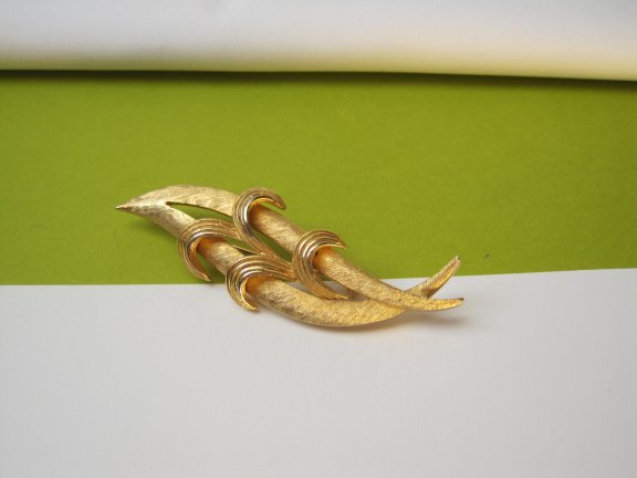 Broche Corocraft goudkleurig takje model 7.1x2.2 cm. - Afbeelding 4