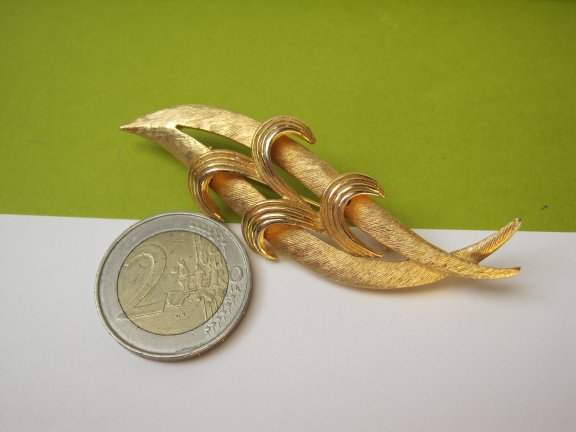 Broche Corocraft goudkleurig takje model 7.1x2.2 cm. - Afbeelding 6