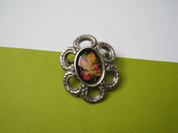 Broche Camelot zilverkleurig met emaille bloem cabochon 3.7x3.0 cm.