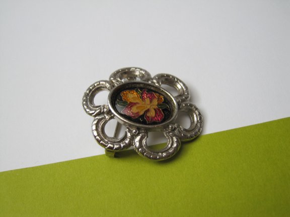 Broche Camelot zilverkleurig met emaille bloem cabochon 3.7x3.0 cm. - Afbeelding 2