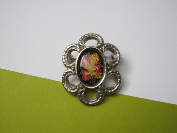 Broche Camelot zilverkleurig met emaille bloem cabochon 3.7x3.0 cm. - Afbeelding 3