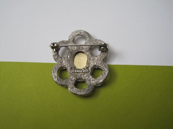Broche Camelot zilverkleurig met emaille bloem cabochon 3.7x3.0 cm. - Afbeelding 4