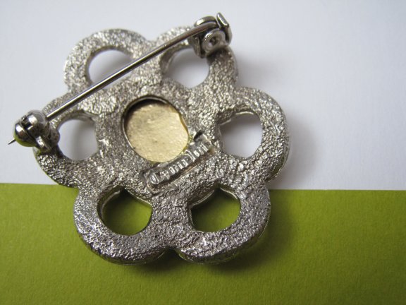 Broche Camelot zilverkleurig met emaille bloem cabochon 3.7x3.0 cm. - Afbeelding 5