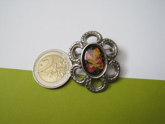 Broche Camelot zilverkleurig met emaille bloem cabochon 3.7x3.0 cm. - Afbeelding 6